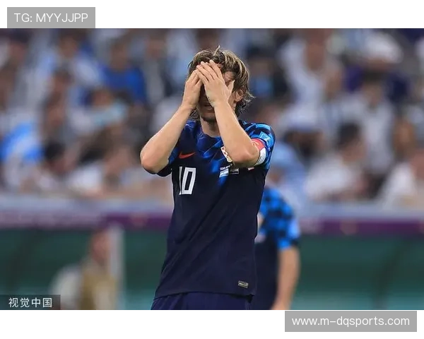 终场哨响,克罗地亚老将莫德里奇跪地掩面 终场哨响,克罗地亚老将莫德里奇跪地掩面