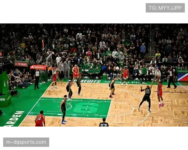 场边视角：德安东尼向哈登演示边线球战术的潜在投篮点选择